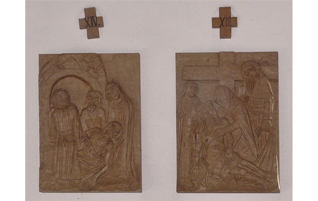 Kreuzwegszenen 13 und 14 des Bildschnitzers Josef Janssen von 1992 in der Kapelle Sankt Dionysius in Waldorf (2018).