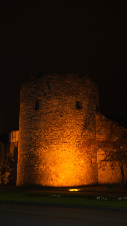 Der Kanonenturm der Stadtbefestigung von Ahrweiler bei Nacht (2015)