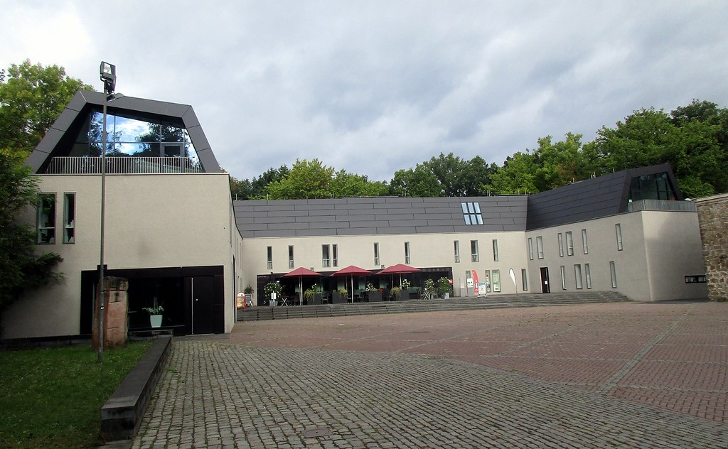 Moderne Gebäudeteile im Nordwesten der Burganlage und Innenhof von Burg Wissem in Troisdorf (2016).