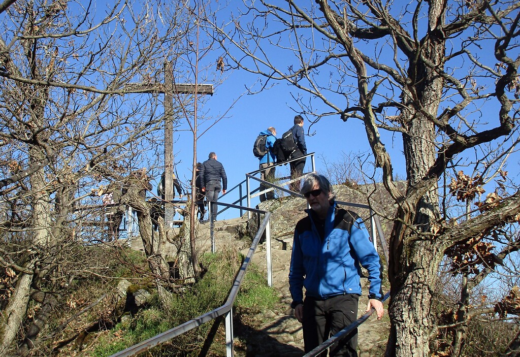 Wanderer am Aussichtspunkt "Schwarzes Kreuz" oberhalb des Ortes Altenahr im Landkreis Ahrweiler (2021).