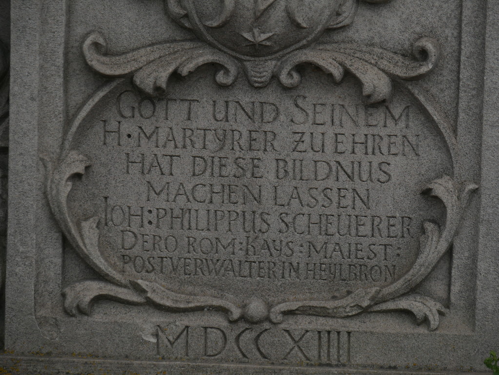Inschrift unter der Nepomuk-Statue auf der Alten Lahnbrücke Limburg (2017)