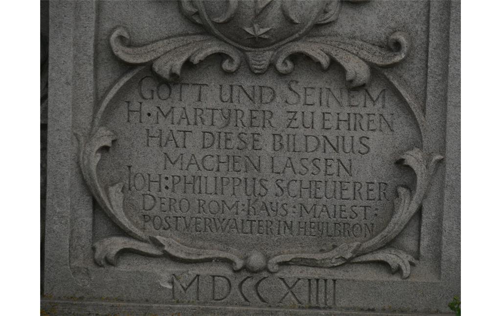 Inschrift unter der Nepomuk-Statue auf der Alten Lahnbrücke Limburg (2017)
