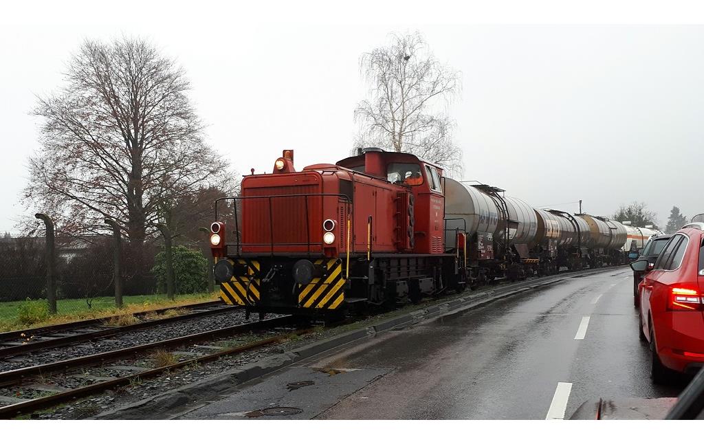 Eine Diesellokomotive MaK G 700 C zieht einen Güterzug der Rhein-Sieg-Kreis Eisenbahn (2017).