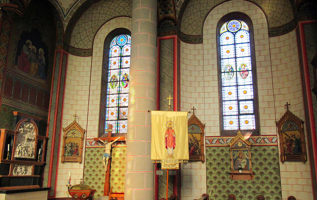Katholische Filialkirche Sankt Martin in Valwig: Kirchenfenster im Mittelschiff (2021)