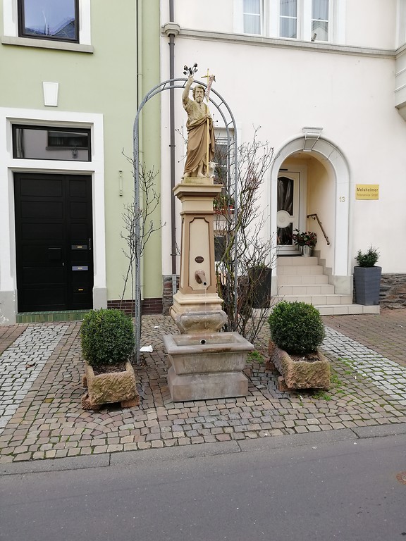 Der Johannesbrunnen in der Corraystraße in Zell an der Mosel (2019).