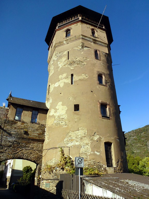 Roter Turm der Stadtbefestigung Oberwesel (2016): Blick auf den Roten Turm mit dem angrenzenden Stück der Stadtmauer.