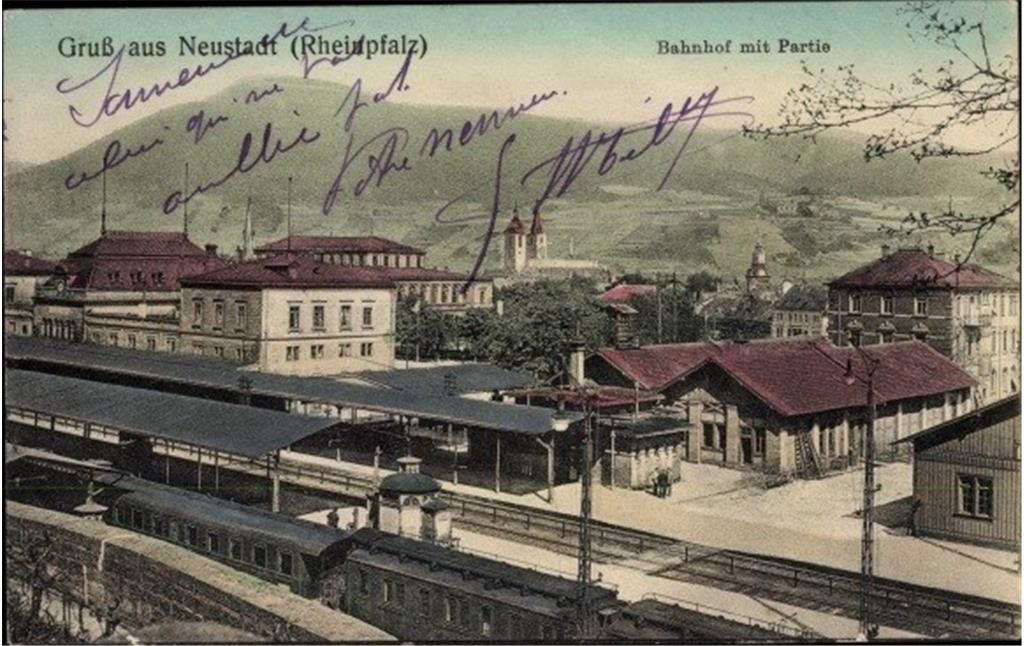 Ansicht auf den Bahnsteig und die Wagenremisen Ansicht von Süden (ca. 1925)