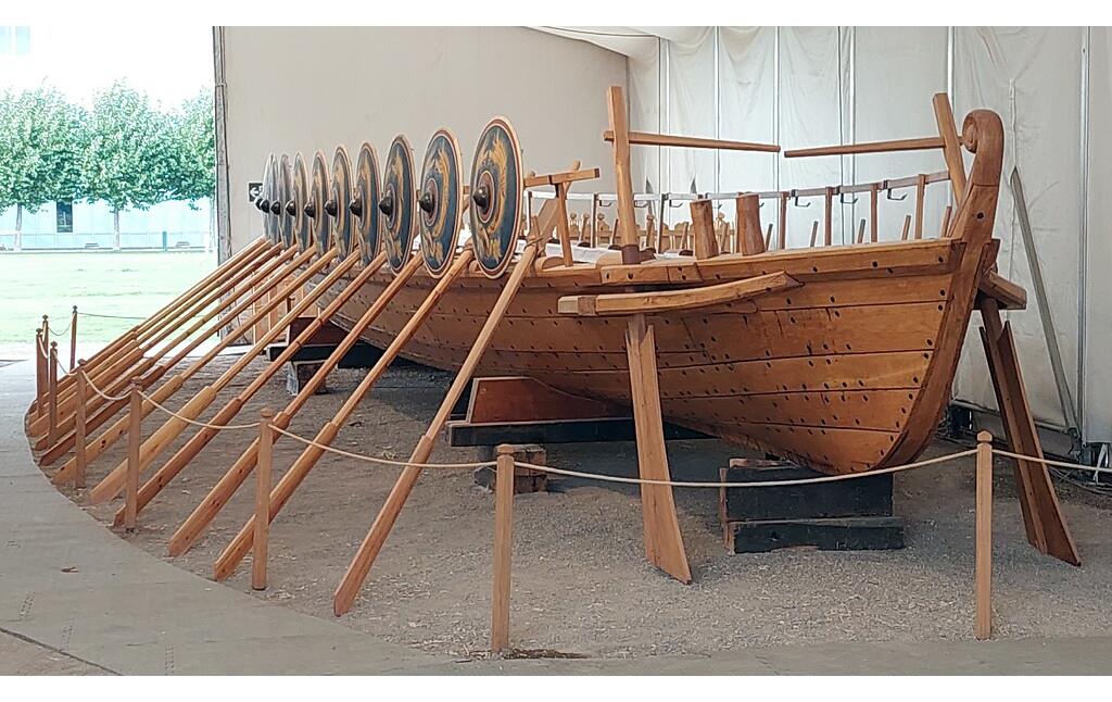 LVR-Archäologischer Park Xanten: Die "Quintus Tricensimanus", ein in der Schiffswerft des APX erstellter Nachbau eines spätrömischen Patrouillen-Ruderboots (Lusorie).