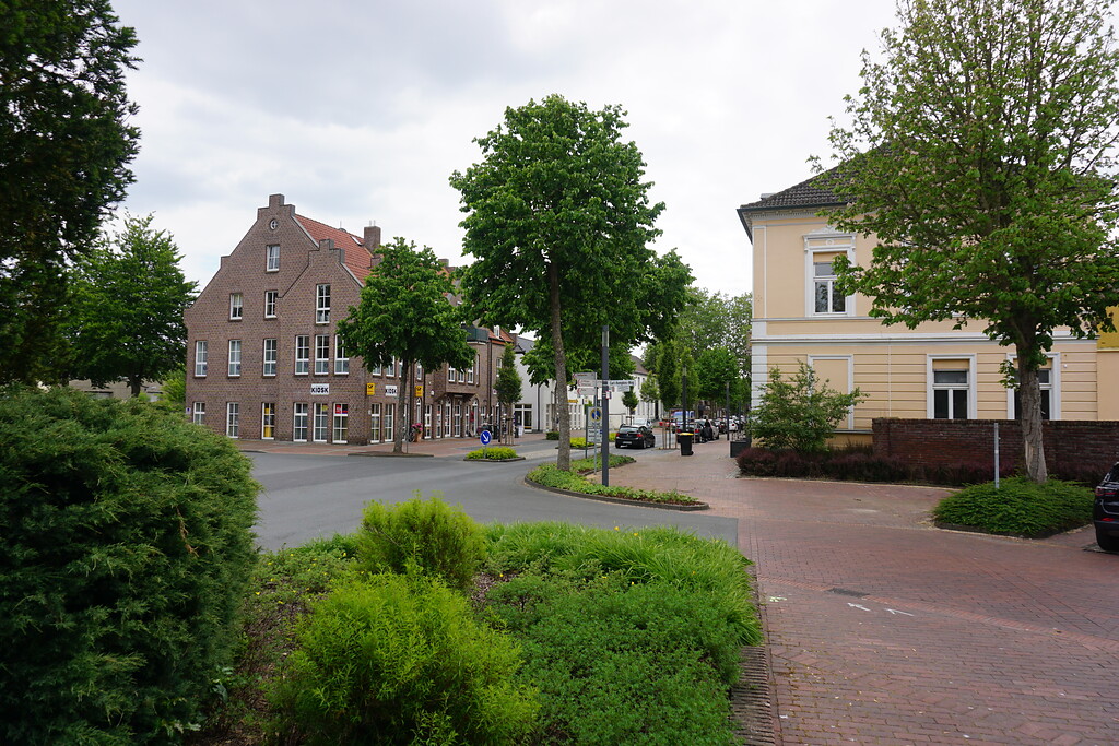 Rees, Delltor (2021). Blick von Norden über die ehemalige Toranlage in die Dellstraße