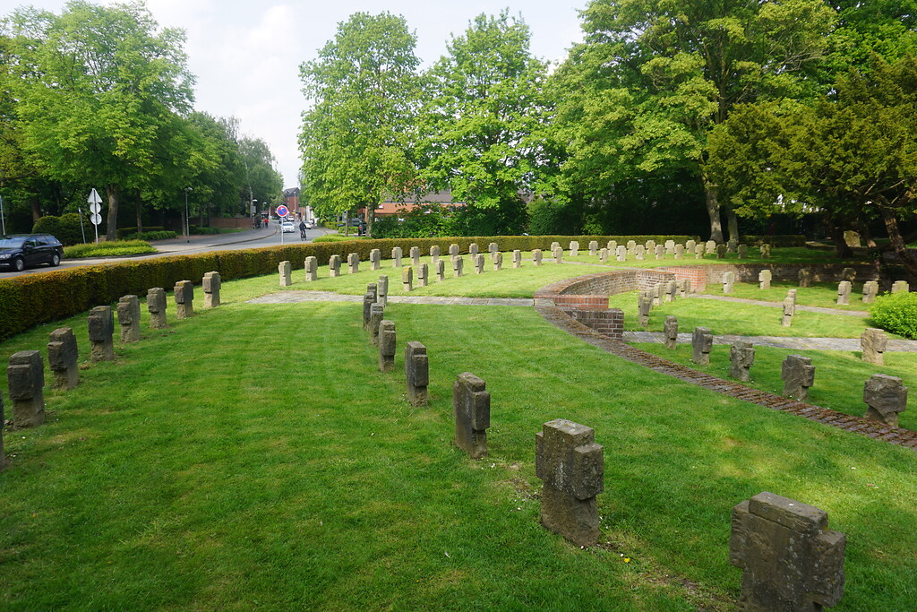Rees, Bastei am Westring (2019). Blick über den Ehrenfriedhof