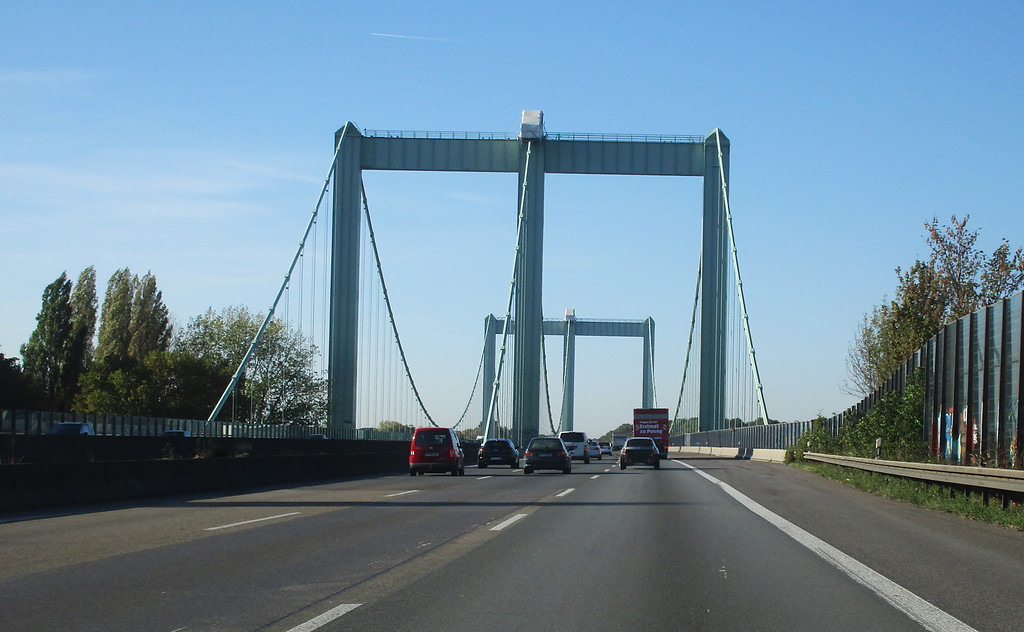 Anfahrt über die Autobahn A4 von Osten her auf die Rheinbrücke Köln-Rodenkirchen, die "Rodenkirchener Brücke" (2018).