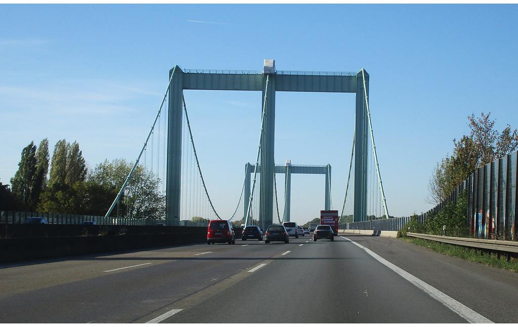 Anfahrt über die Autobahn A4 von Osten her auf die Rheinbrücke Köln-Rodenkirchen, die "Rodenkirchener Brücke" (2018).