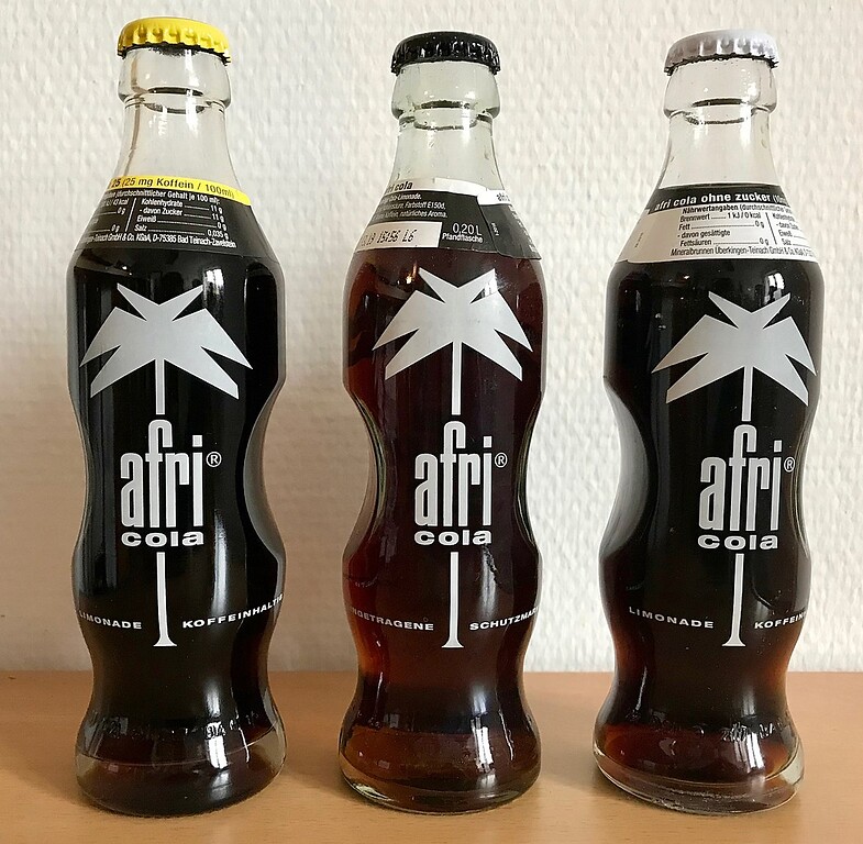 Drei 0,2-Liter-Flaschen der Limonade "Afri Cola" mit der typischen Einkerbung (2018).