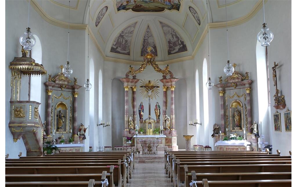 Der Innenraum der katholischen Pfarrkirche Kreuzerhöhung in Kirrweiler (Pfalz) (2021)