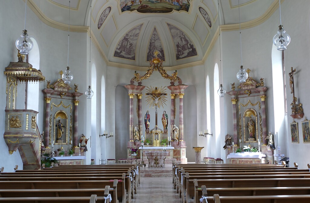 Der Innenraum der katholischen Pfarrkirche Kreuzerhöhung in Kirrweiler (Pfalz) (2021)