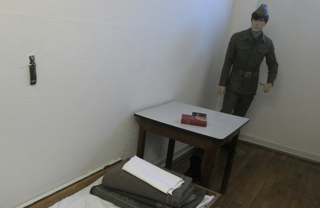 Modell einer Arrestzelle im vormaligen Wachgebäude in der Militärgeschichtlichen Sammlung Luftwaffenkaserne Wahn in Köln-Wahnheide (2019).