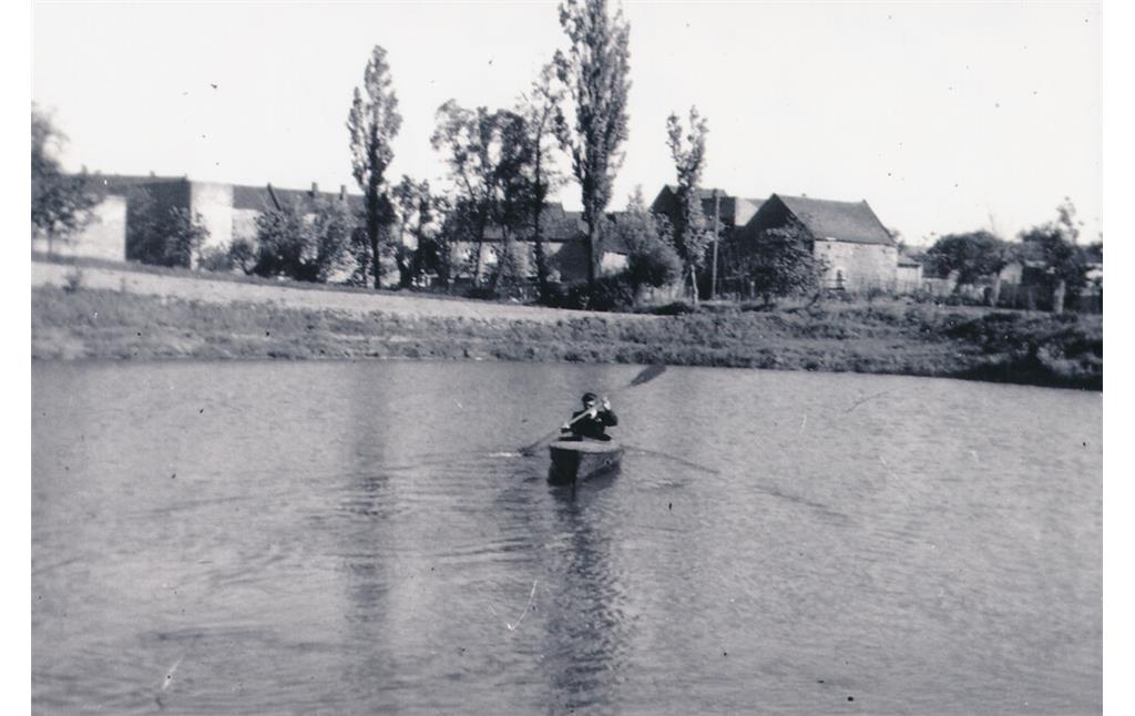 Im ehemaligen Grubenfeld Krebsekaul in Plaidt, staute sich mit der Zeit das Wasser zu einem kleinen See (1930er Jahre)