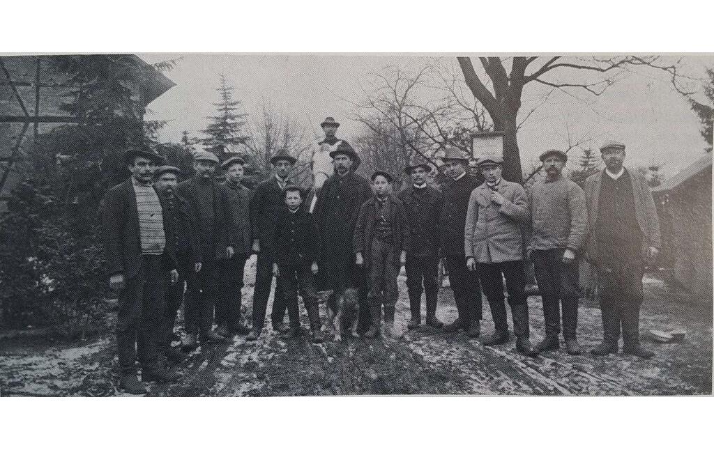 Gruppenbild der Belegschaft der Baumschule Elisabethenhain, Vilbel (zwischen 1920 und 1922)