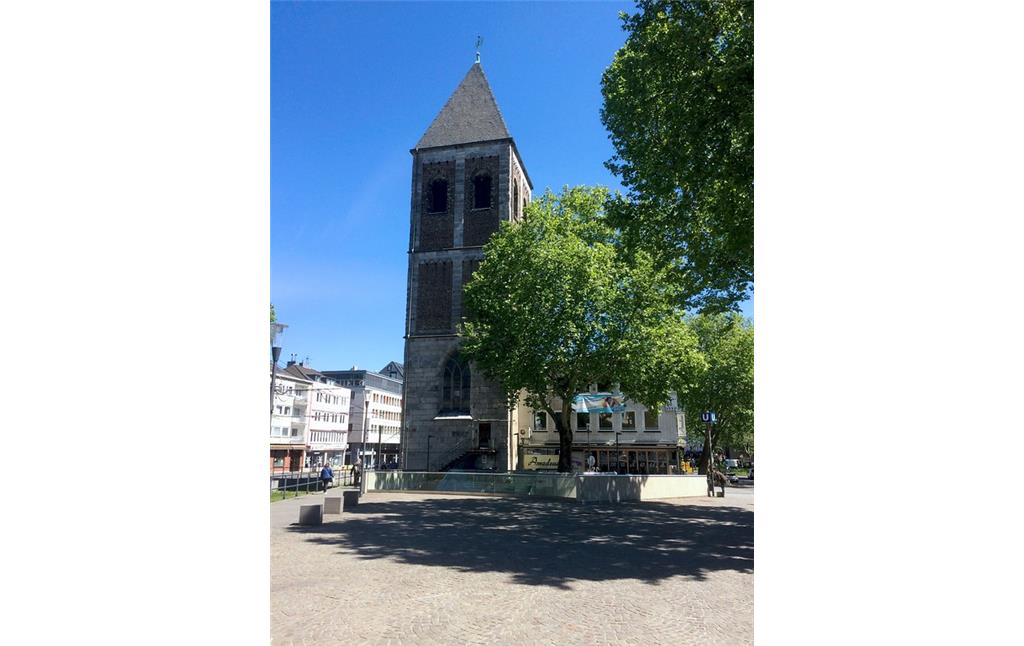 Der verbliebene Turm der früheren Pfarrkirche Klein Sankt Martin in Köln-Altstadt-Süd (2019).