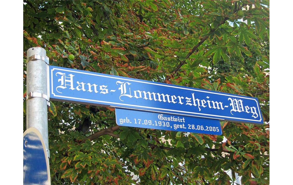An den Deutzer Gastwirt Hans Lommerzheim (1930-2005) erinnerndes Straßenschild "Hans-Lommerzheim-Weg" in Köln-Deutz (2012).