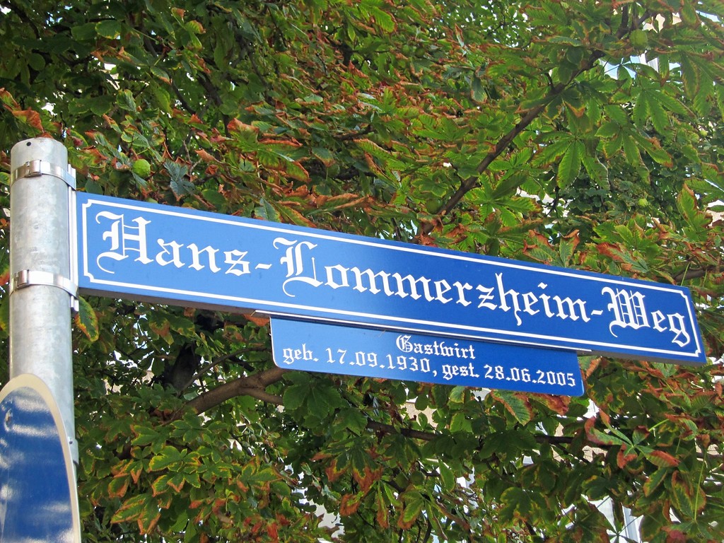 An den Deutzer Gastwirt Hans Lommerzheim (1930-2005) erinnerndes Straßenschild "Hans-Lommerzheim-Weg" in Köln-Deutz (2012).