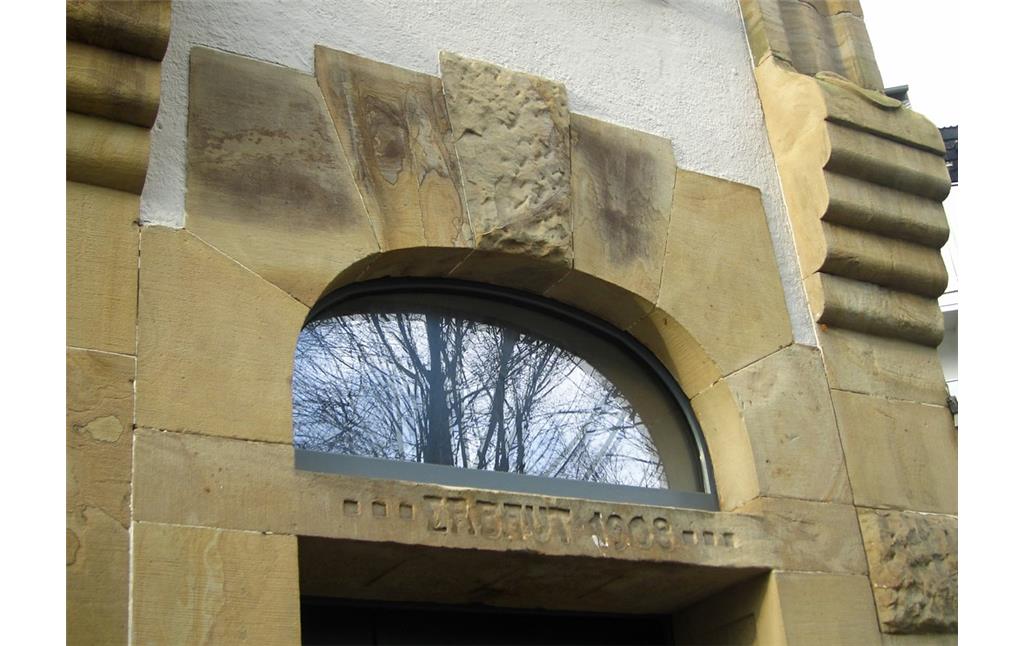 Architekturelement mit der Inschrift "Erbaut 1908" an einem Eingang zum Kontorgebäude der Konsumgenossenschaft "Vorwärts" in der Münzstraße in Barmen (2014).