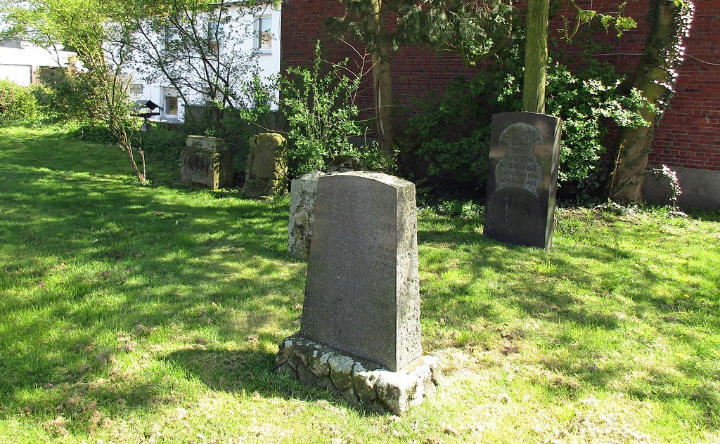 Grabsteine auf dem Gräberfeld des alten jüdischen Friedhofs Kalkarer Straße in Goch (2016).