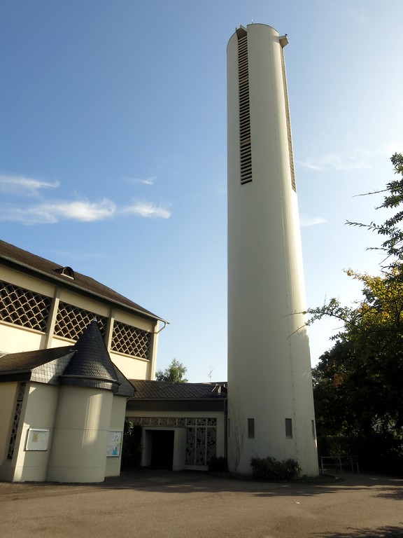 Der 34 Meter hohe runde Turm neben der Pfarrkirche St. Konrad in Koblenz-Metternich (2014). Dieser wurde in der Art eines Campanile freistehend und unabhängig vor der Kirche errichtet.