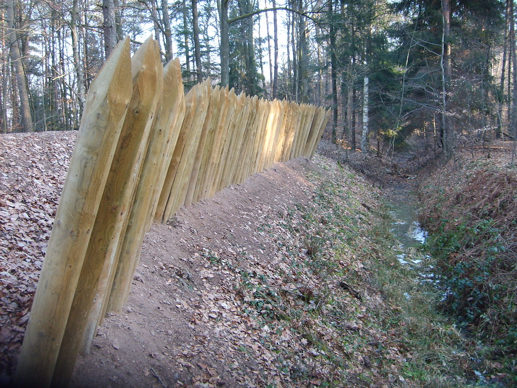 Rekonstruiertes Teilstück der Eppinger Linie bei Maulbronn (2011). Die Grenzbefestigung besteht hier aus einem Wall mit einer Palisadenreihe und einem vorgelagertern Graben.