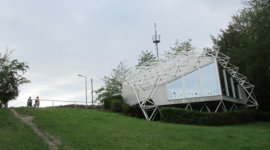Das Besucherzentrum oberhalb des Radioteleskops Effelsberg bei Bad Münstereifel (2020).