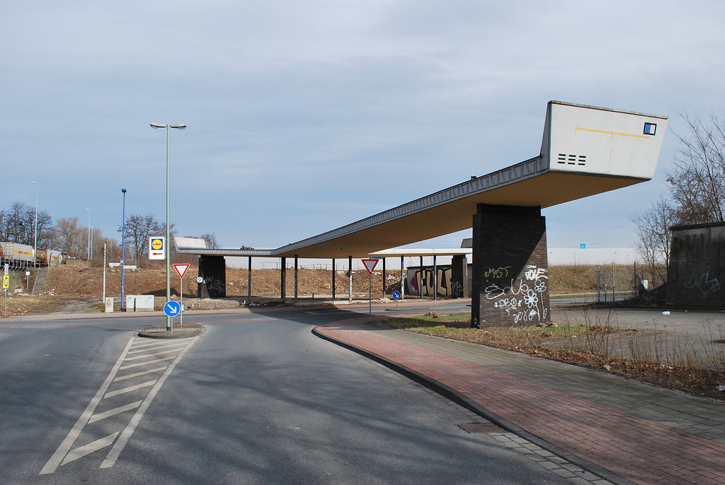 Tor 1 des ehemaligen Krupp Hüttenwerks Rheinhausen (2013)