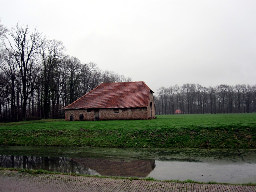 Scheune und Gräfte von Haus Kolk in Uedem (2009).