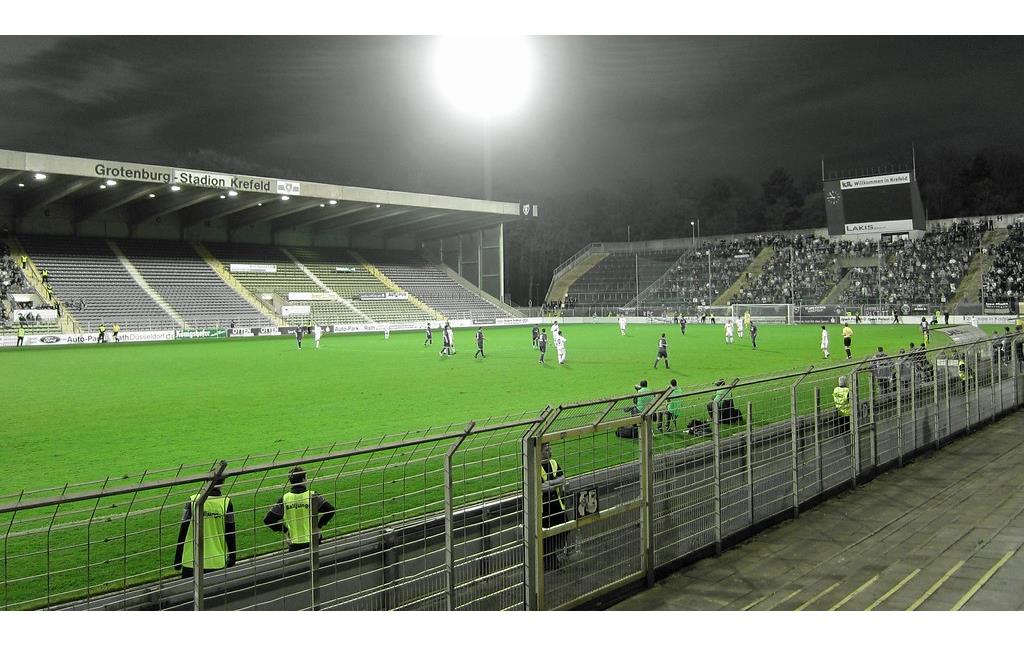 Grotenburg-Stadion bei einem abendlichen Fußballspiel unter Flutlicht (2013)