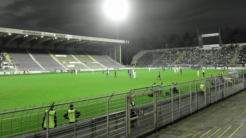 Grotenburg-Stadion bei einem abendlichen Fußballspiel unter Flutlicht (2013)