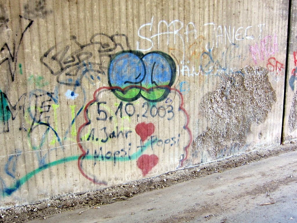 Graffiti in der Durchfahrt der unvollendeten "Soda-Brücke" zwischen Frauenberg und Elsig bei Euskirchen (2012).