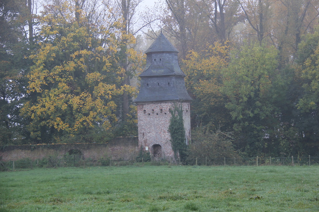 Taubenturm mit einem Teil der östlichen Klostermauer von Graefenthal in Goch (2012)