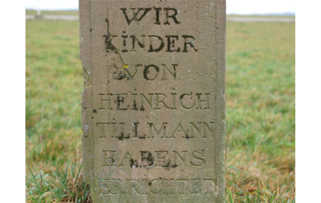 Gedenkkreuz "Tillmanns Kreuz" bei Dörrebach (2015), linke Sockelseite des Kreuzes mit Inschrift