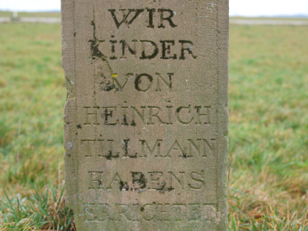 Gedenkkreuz "Tillmanns Kreuz" bei Dörrebach (2015), linke Sockelseite des Kreuzes mit Inschrift