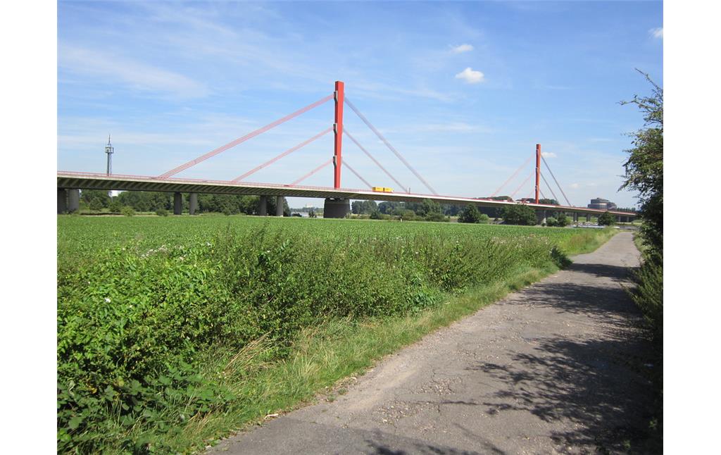 Die Beeckerwerther Brücke zwischen Duisburg-Baerl und -Beeckerwerth, Blick nach Norden (2012).