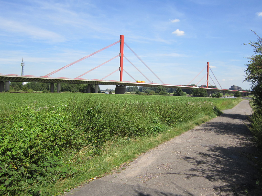 Die Beeckerwerther Brücke zwischen Duisburg-Baerl und -Beeckerwerth, Blick nach Norden (2012).