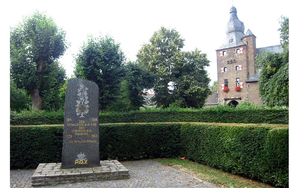 Der kleine Park mit dem Gefallenendenkmal in Hürth-Efferen, im Hintergrund Burg Efferen (2013).