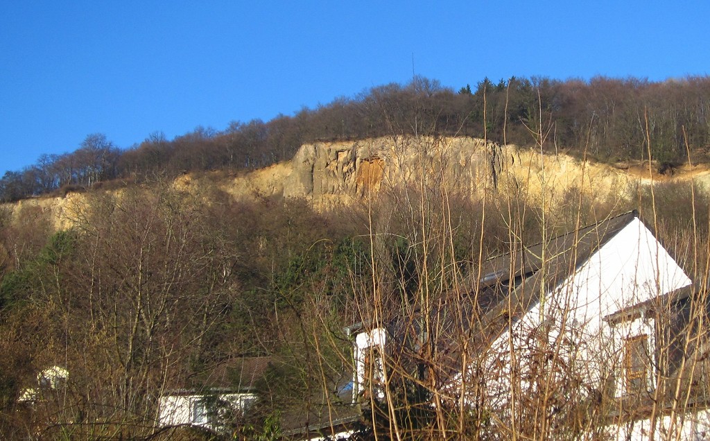 Spuren der Steinbruchtätigkeit im Hang des Basalt-Höhenzugs "Rabenlay", hier westlich des "Kuckstein" oberhalb von Römlinghoven (2014)