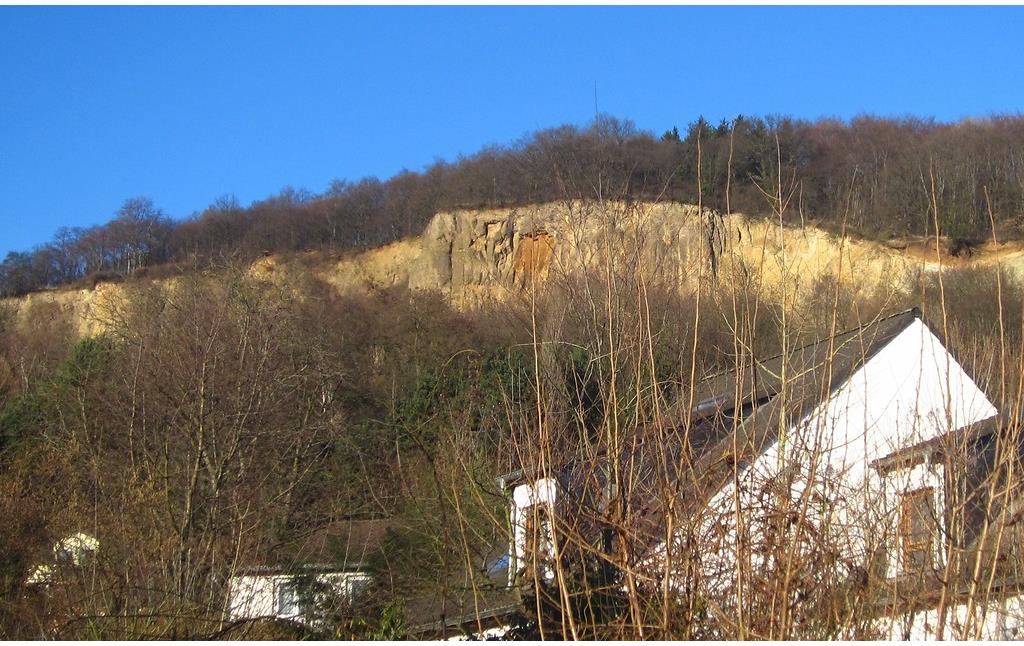 Spuren der Steinbruchtätigkeit im Hang des Basalt-Höhenzugs "Rabenlay", hier westlich des "Kuckstein" oberhalb von Römlinghoven (2014)