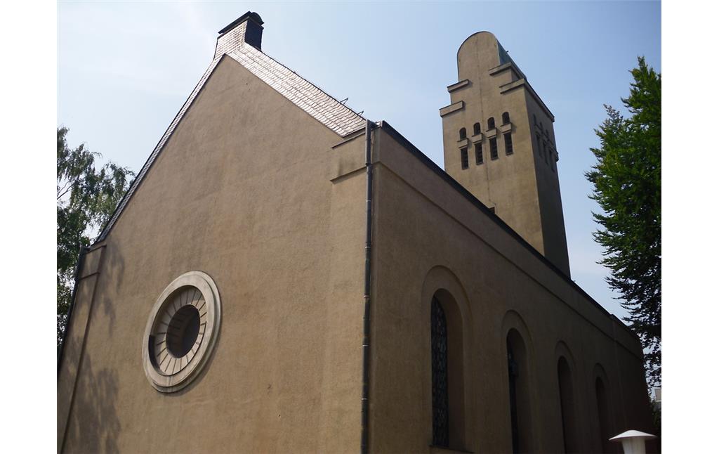 Das Gebäude der Lukaskirche in Köln-Porz mit dem vorgesetztem Turm (2013).