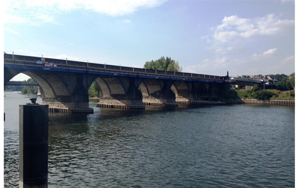 Die Koblenzer Balduinbrücke (Alte Moselbrücke) in Blickrichtung nördliches Moselufer (2013)