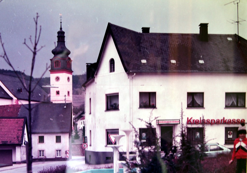 Altes Bauernhaus mit Sparkassenfiliale in Nonnweiler-Kastel, Aufnahme aus den 1990er Jahren