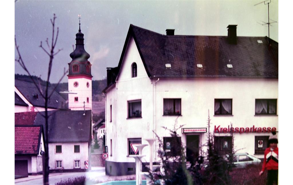 Altes Bauernhaus mit Sparkassenfiliale in Nonnweiler-Kastel, Aufnahme aus den 1990er Jahren