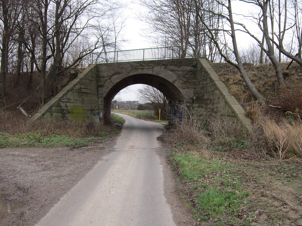 Brücke über den Lommertzsweg bei Rommerskirchen-Nettesheim (2011)
