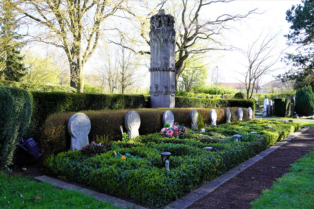 Gemeinsame Grabstätte der acht Schulkinder, die bei dem Flammenwerfer-Attentat von Köln-Volkhoven getötet wurden, auf dem Friedhof in Volkhoven/Weiler, Blick von Südosten (2023).