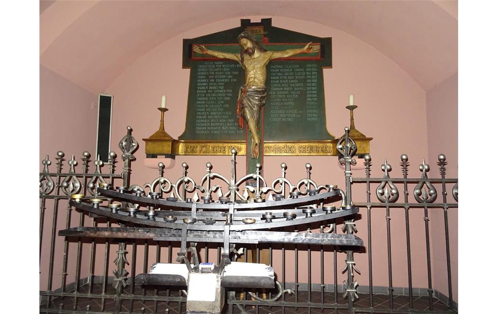 Rundbogennische mit Priesterkreuz in der Heilig-Kreuz-Kirche in Erkelenz-Keyenberg (2018)